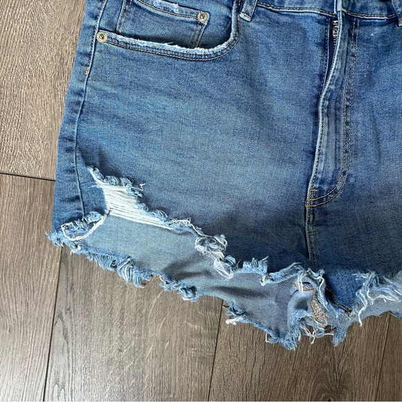 Zara Jean Shorts Light Wash Distressed Bottom Ripped Look Size 8 - Picture 3 of 5